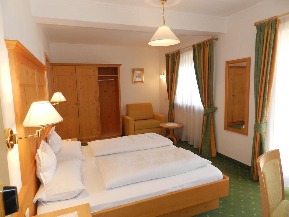 Garni Hotel Mezdi Wolkenstein in Gröden Exterior foto