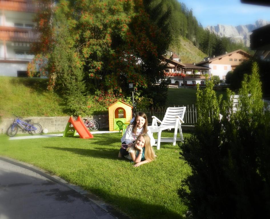Garni Hotel Mezdi Wolkenstein in Gröden Exterior foto